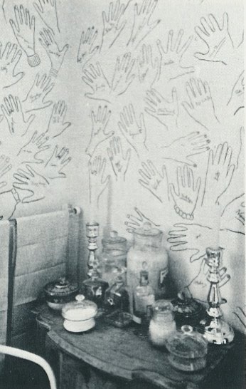 Cecil Beaton's house. He would ask guests to stencil their hand and sign it. #wallpaper #hands