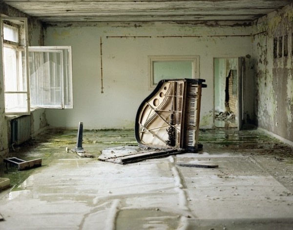 Guillaume Lemarchal Photography9 #grand #place #piano #deserted