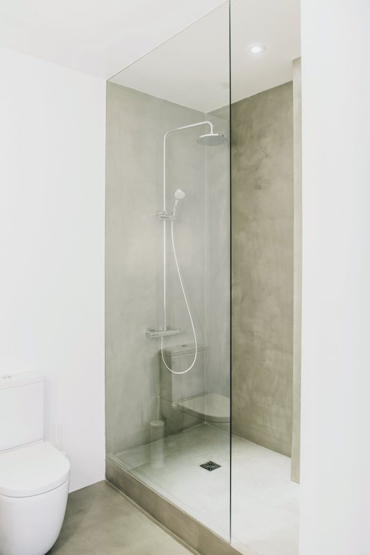 Concrete corner shower. Turó Parc by Conti, Cert