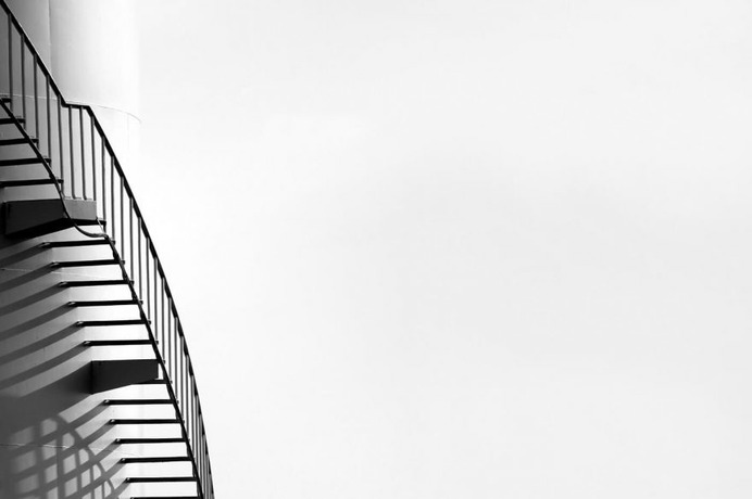Black and White Minimalism: Street Photography by Theo Peekstok