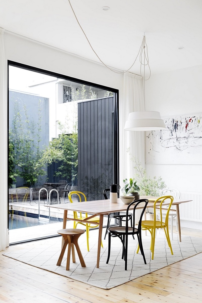A Light-Filled Dwelling with Magnificent Areas / James Woodford Design