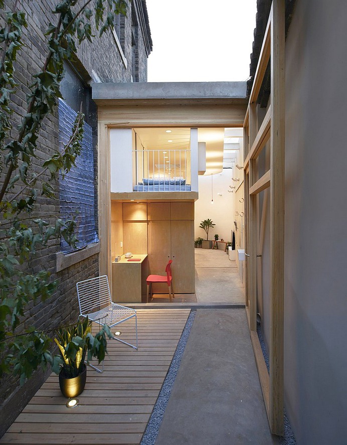 L-shaped House Composed of Wooden Boxes / B.L.U.E. Architecture
