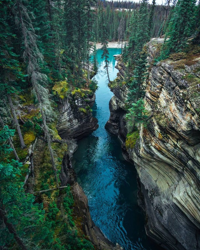 Beautiful Landscapes of Canadian Rocky Mountains by Jackson De Matos