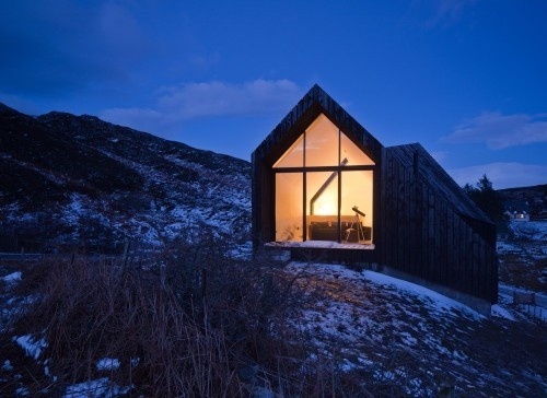 House at Camusdarach Sands is a minimalist house located in Stromness, United Kingdom, designed by Raw Architecture Workshop. Over 2000 year #mico #cabin
