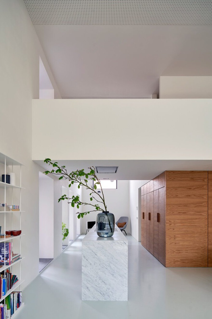 Gym House: A Former Gymnastics Building Converted into a Family Home