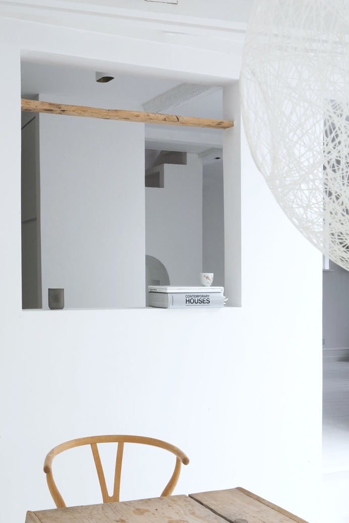 Serving window. Vedbæk House I by Norm.Architects. #diningroom #vedbækhousei #normarchitects