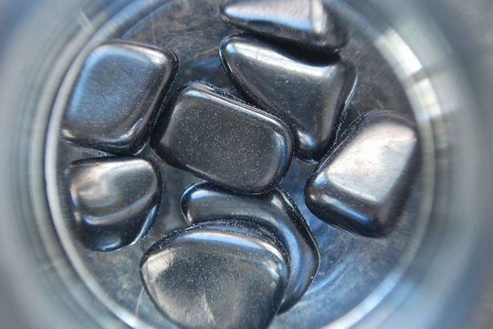 Naturally Purify With Russian Shungite Stones - IPPINKA Russian Shungite Stones make for a great natural water filter. The fullerenes is loaded with antioxidants to eradicate bacteria, metals and any potentially harmful organic compounds.