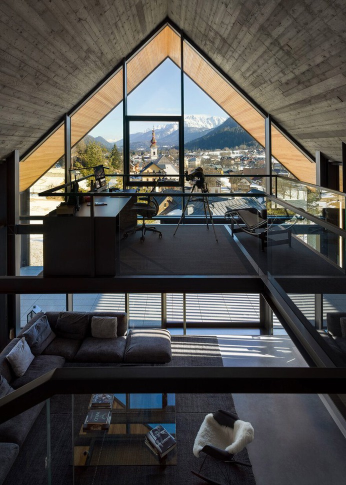 Retreat on a Steep Alpine Slope in Italy: Z House