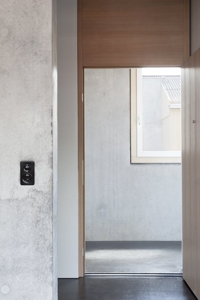 Wood and concrete. Rüthi by Schneider Türtscher Architekten. © Johanna Muther. #door #concrete #wood