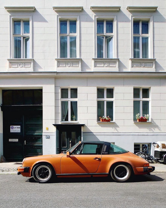#facadesandcars: Stunning Street Photography by Gregor Klar