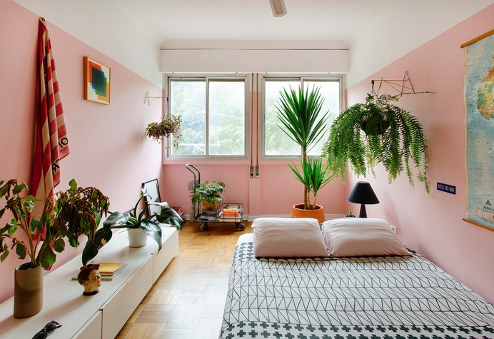 Quarto com parede pintada de rosa