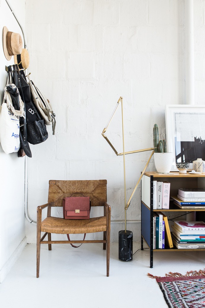 Really Great Ideas for White Walls Apartment Decorating