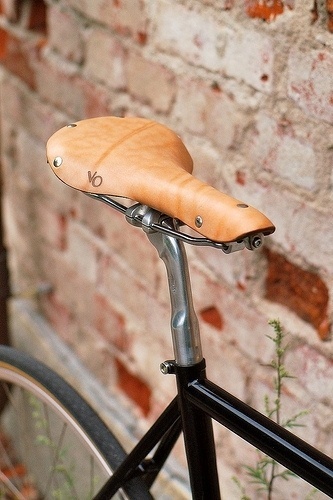 tumblr_lbjf1gBsVz1qau50i.jpg (333×500) #wood #seat #bicycle
