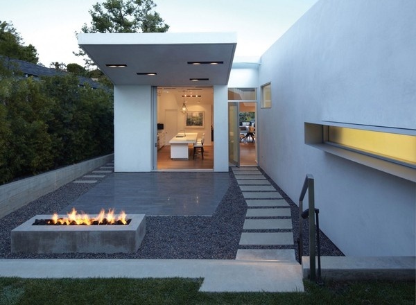 Canyon Residence is a minimalist house located in Santa Monica, California, designed by Griffin Enright Architects. This residence is nestle #modern #design #minimalism #minimal #leibal #minimalist