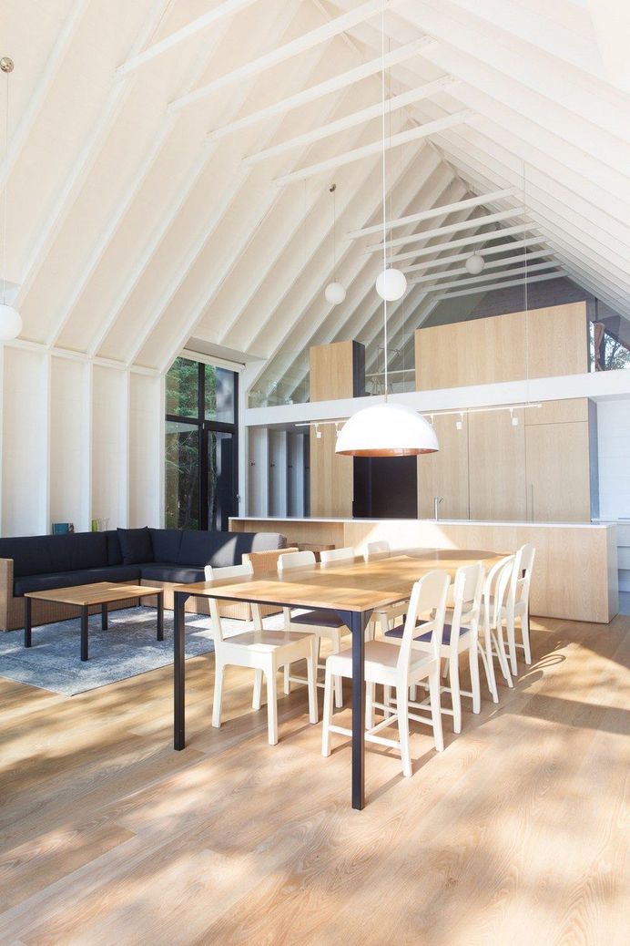YH2 Designed a Charming Family Cottage on the Shores of a Lake 12