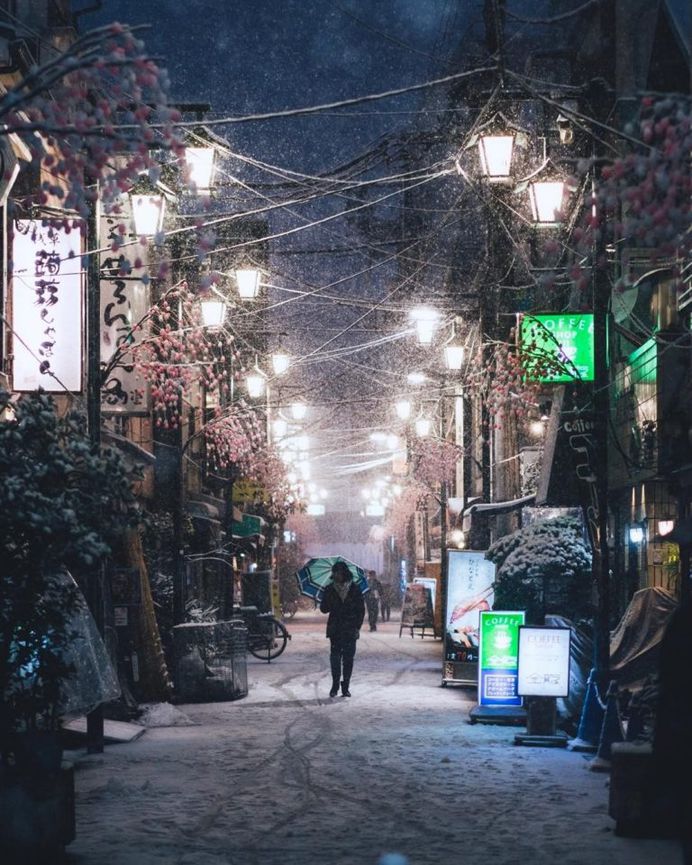 Yusuke Komatsu Capture Everyday Life on The Streets of Tokyo