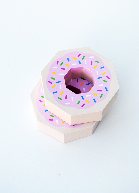 Giftwrap // Paper donut // Free template! #paper #package #donut