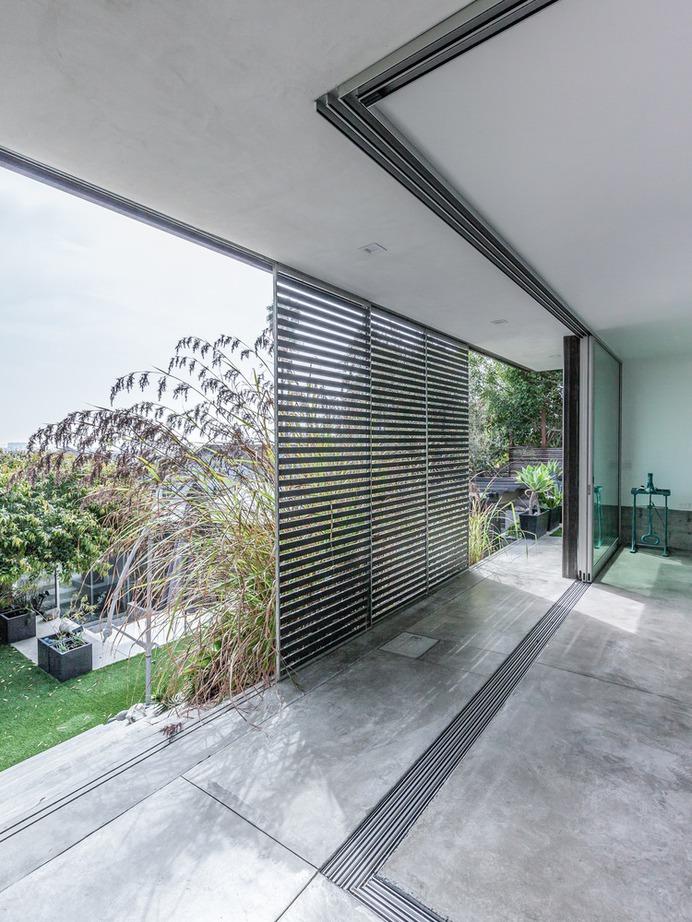 Ramar Residence and Studio / Saez Pedraja