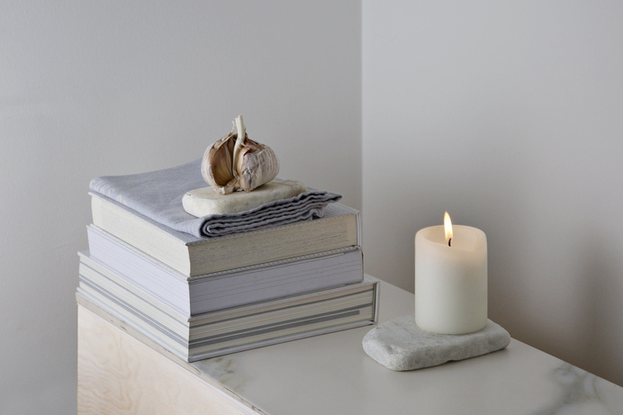 Serie Blanca, 2015 © Isabel Sierra y Gómez de León #photography #still #life #white #wood #marble #candle #garlic #book #fire #wall #pain