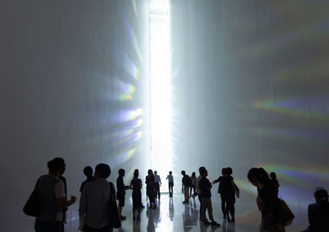 tokujin yoshioka at museum of contemporary art, tokyo #light #prism #people