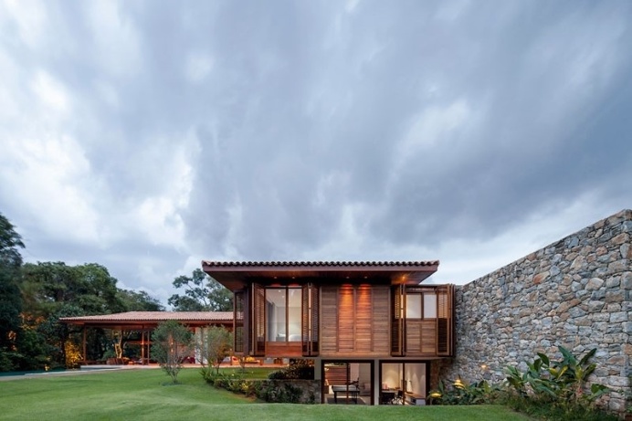 Modern country house with a Brazilian farm look