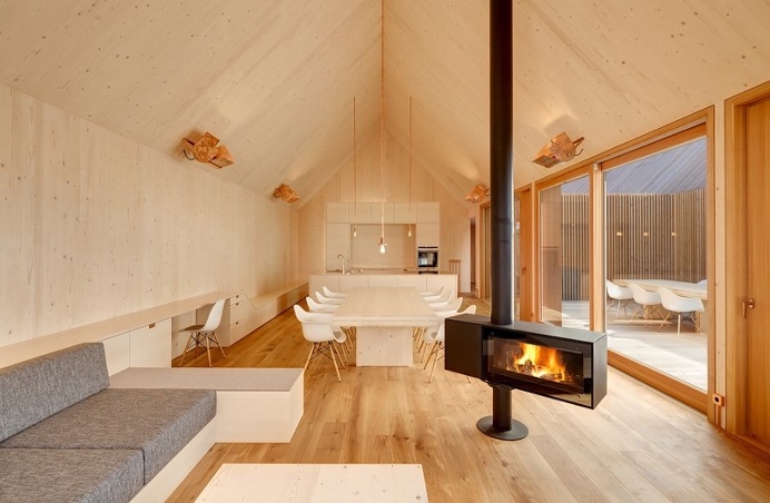 Wohnhaus aus Holz: wooden-frame house