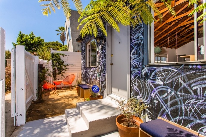 This Venice Bungalow Takes on an Artsy Vibe with a Graffiti Painted Facade