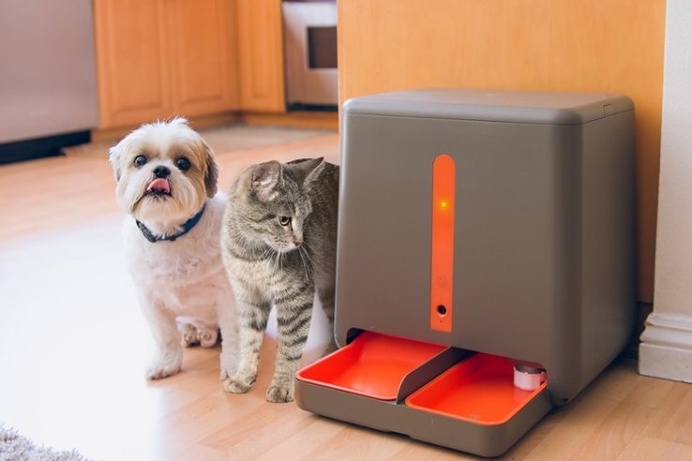 EasyFeed feeds your pets with a simple tap on your smartphone.