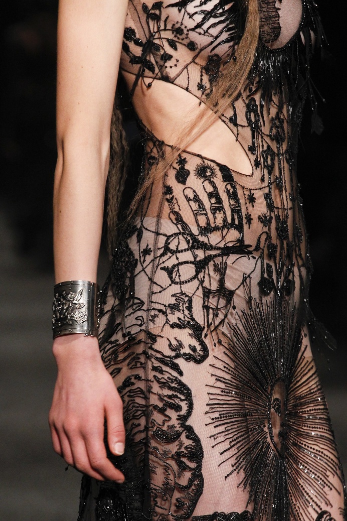 Alexander McQueen Fall 2017 Ready-to-Wear Collection Photos - Vogue