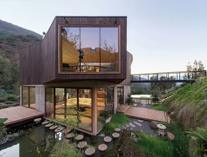 Seasonal spacious house with attractive interior balcony