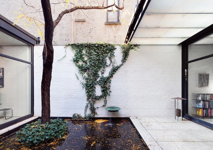 Courtyard with pond. Rockefeller Guest House by Phillip Johnson. © Dean Kaufman. #courtyard #pond #brickwall