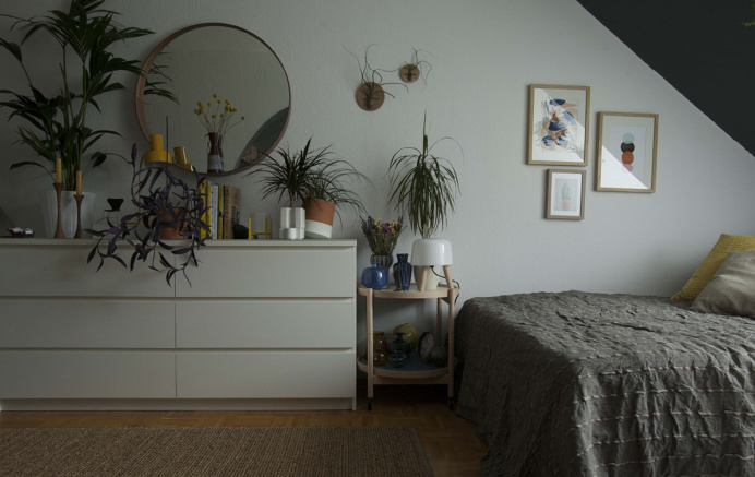 Attic studio appartment, plants and yellow hints