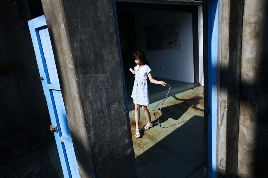 Google Image Result for http://www.riischroer.com/wp-content/uploads/2010/10/rii_taiwanblog_11.jpg #young #house #girl #school #door #blue #shadow