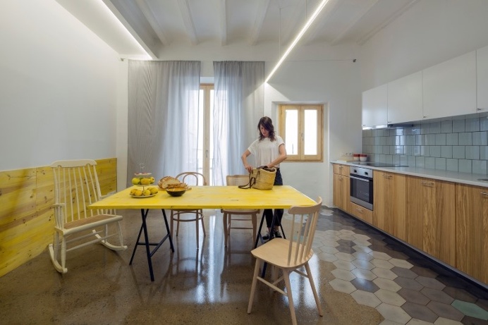 Loft bed is a good option for rooms with high ceilings: G-ROC apartment in Barcelona