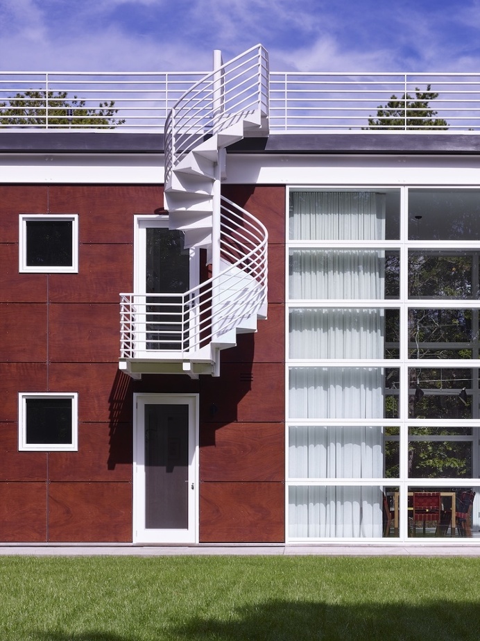 This Sagaponac House Features a Grand Living Space