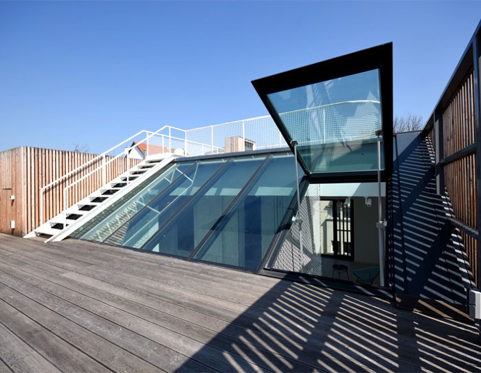 Spectacular Play of Volumes and Materials into Modern Split Level House - InteriorZine