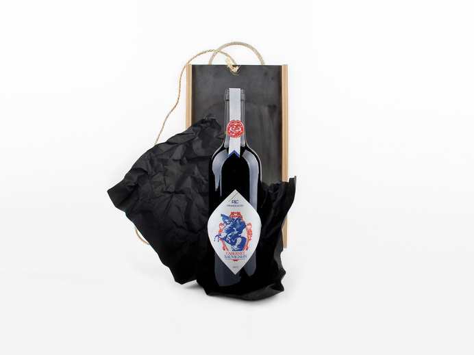 France&Co // Wine Packaging The King is Dead, Long Live The Wine. With an ironic and iconic look, the box becomes a guillotine and the co #iconography #packaging #design #wine #french #france&co #chauvinism #king #select