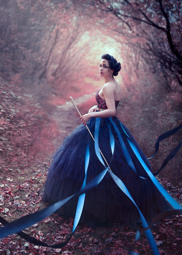 Conceptual and Fine Art Portrait Photography by Isabelle Hanneuse