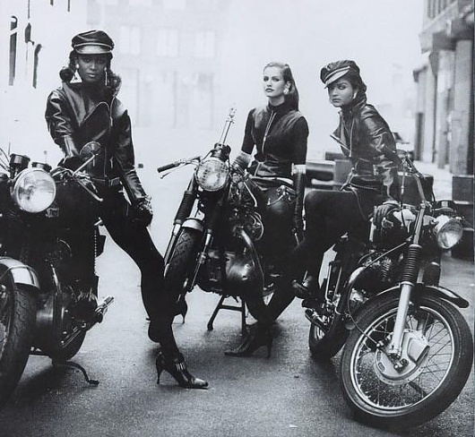 cafe-racer-babe-35.jpg (JPEG Image, 588x542 pixels) #white #black #photograph #racer #women #cafe #and #motorcycle