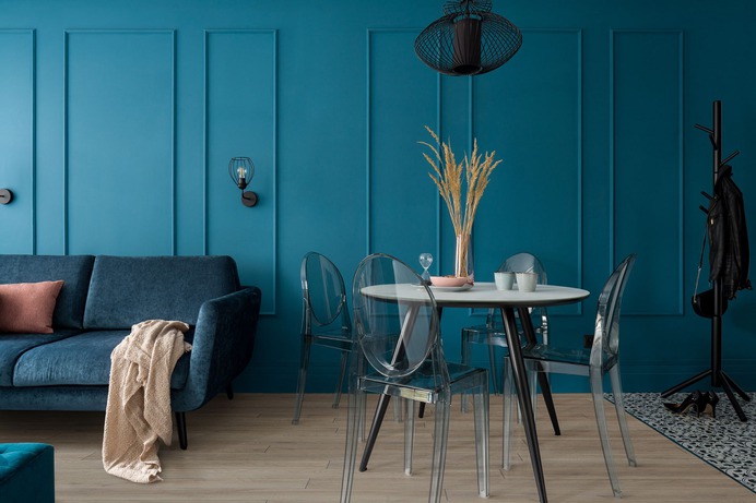 Nie bój się wyrazistego koloru
Ocean blue, kolor głęboki niemal jak Atlantyk nadaje pomieszczeniu niezwykłego charakteru. Jeżeli szukasz inspiracji, jak odmienić swoją sypialnię lub salon, to inwestycja w taki odcień będzie strzałem w 10! Co więcej, ocean blue pięknie współgra z panelami podłogowymi z naszej kolekcji Atlantic, a więc przepis na nowe wnętrze gotowe!
