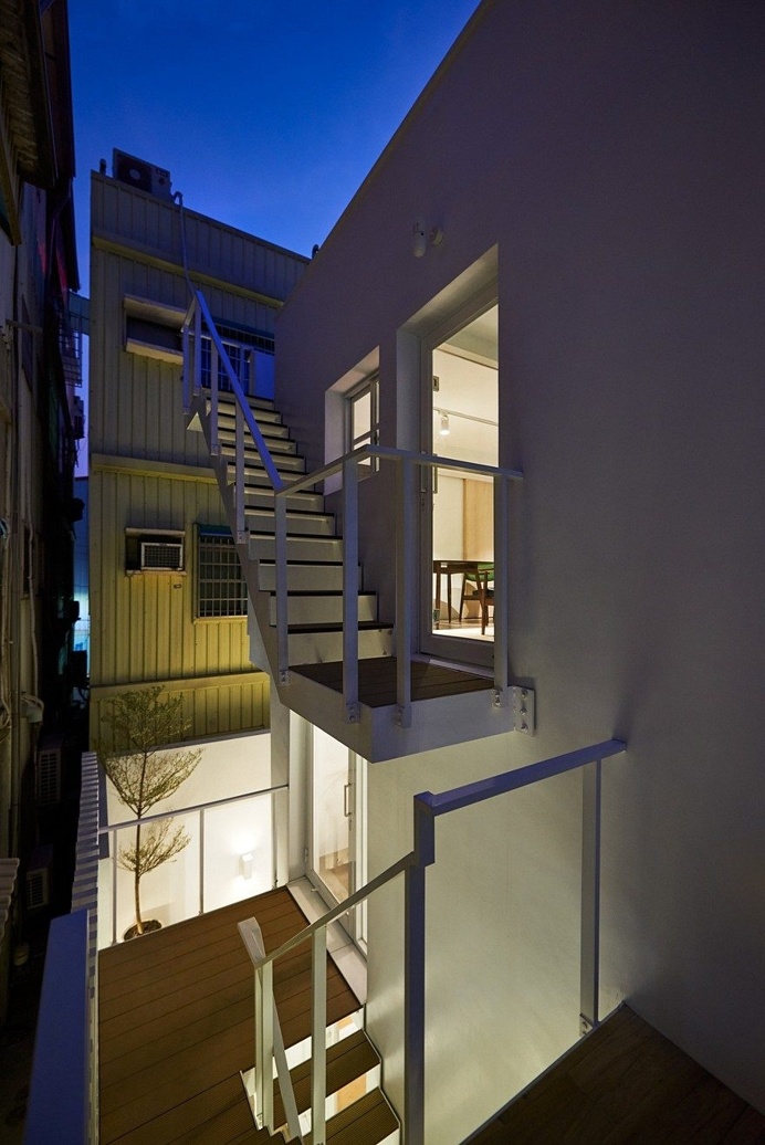 Light-Filled Courtyard House That Combines a Studio and Exhibition Space 19