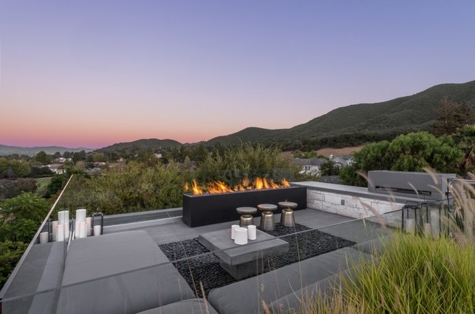Acacia House: residence with a lounge arranged on the rooftop