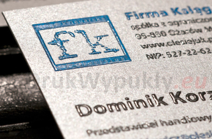 Nawet gdybyśmy nie napisali do kogo należą te wizytówki, i tak większość osób rozpoznałaby logo znanej firmy wydawniczej FK Olesiej