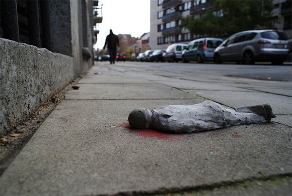 cement miniature sculptures artist isaac cordal 20 #photography #cement #sculpture #art