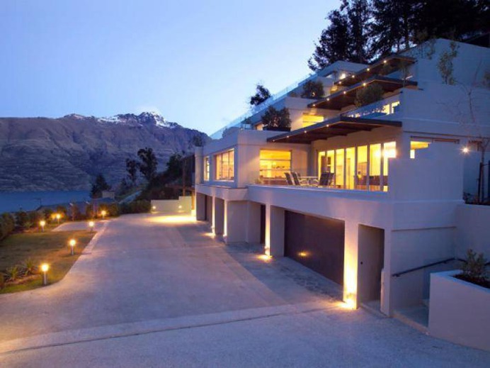This ultra luxurious apartment is an architecturally designed, spacious property finished to the highest standard. It features a large entertaining deck, complete with spa. From the deck you see uninterrupted views across Lake Wakatipu to The Remarkables.