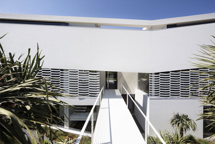 J House by Pitsou Kedem Architects - #architecture, #house, #home, #decor,