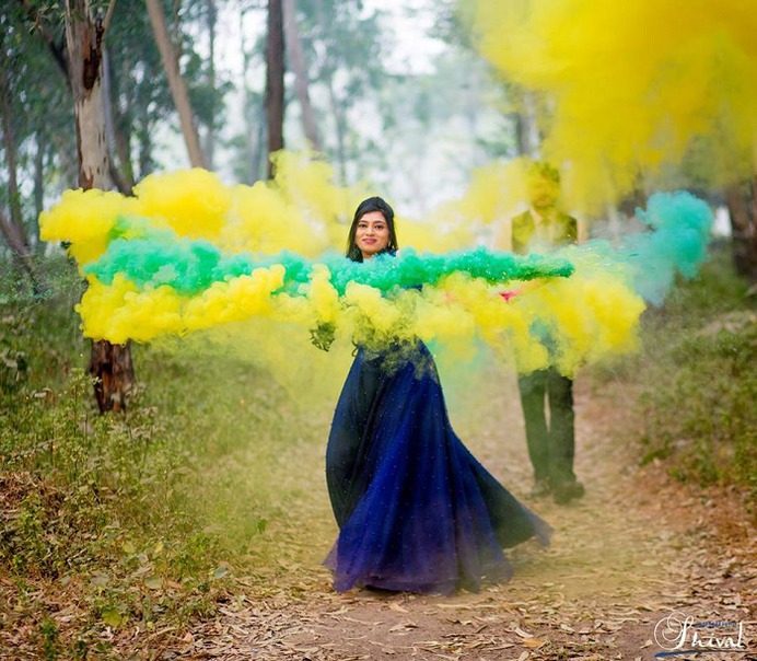 Smoke bomb pre-wedding photography ideas