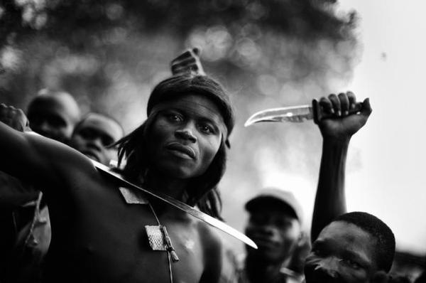Et land i massepsykose | Information #africa #war #photography #portrait #bw