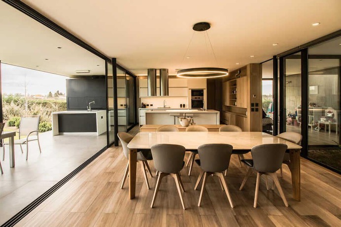 One Level House in Mendoza That Combines Green Elements with Modern Ergonomics