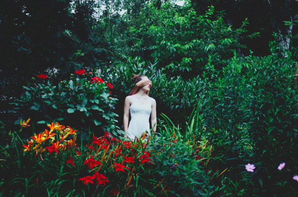 Clara Nibbling | PICDIT